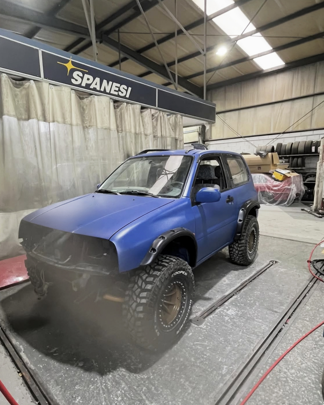 Pintado en azul oscuro con pintura Raptor y aletines montados en Talleres Burbia