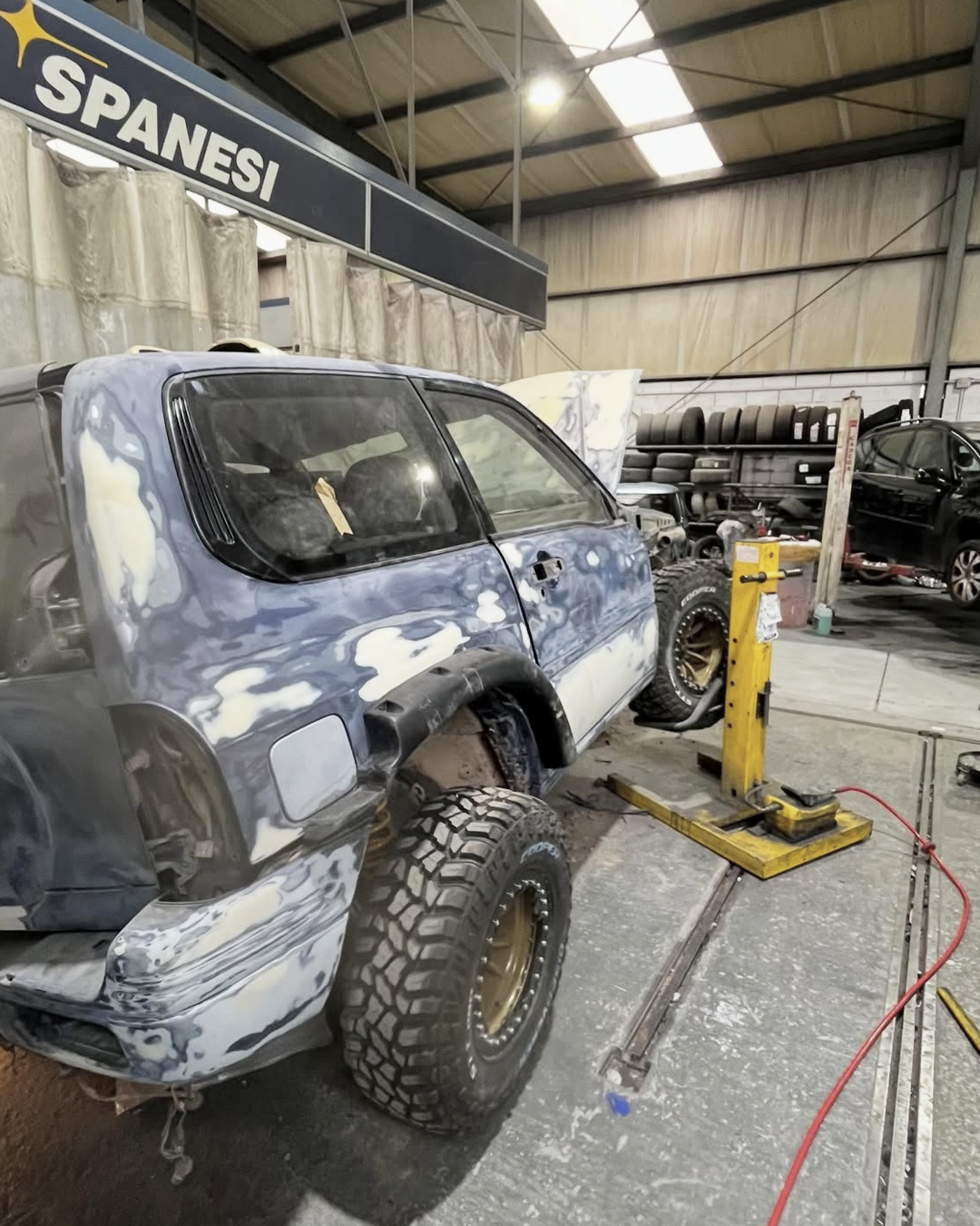 Comprobación de espacio de ruedas y lijado en Talleres Burbia