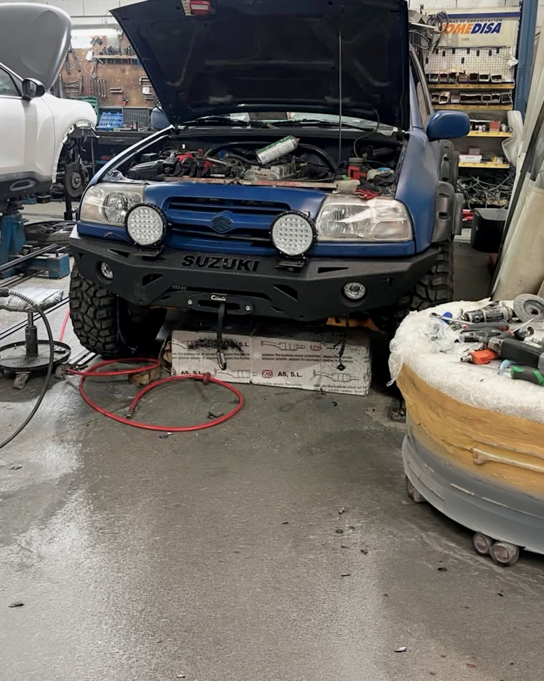 Instalación de luces y gancho delantero en Talleres Burbia